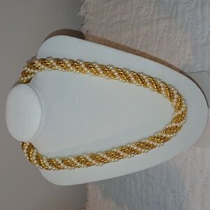Richelieu Elegant Gold and Pearl Twist Necklace